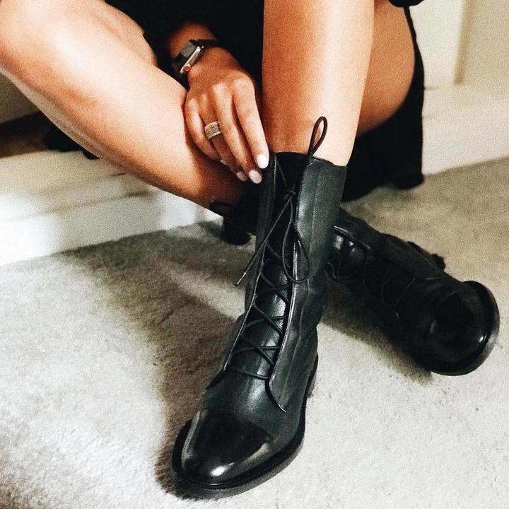 MILA – ELEGANTI STIVALI CON LACCI