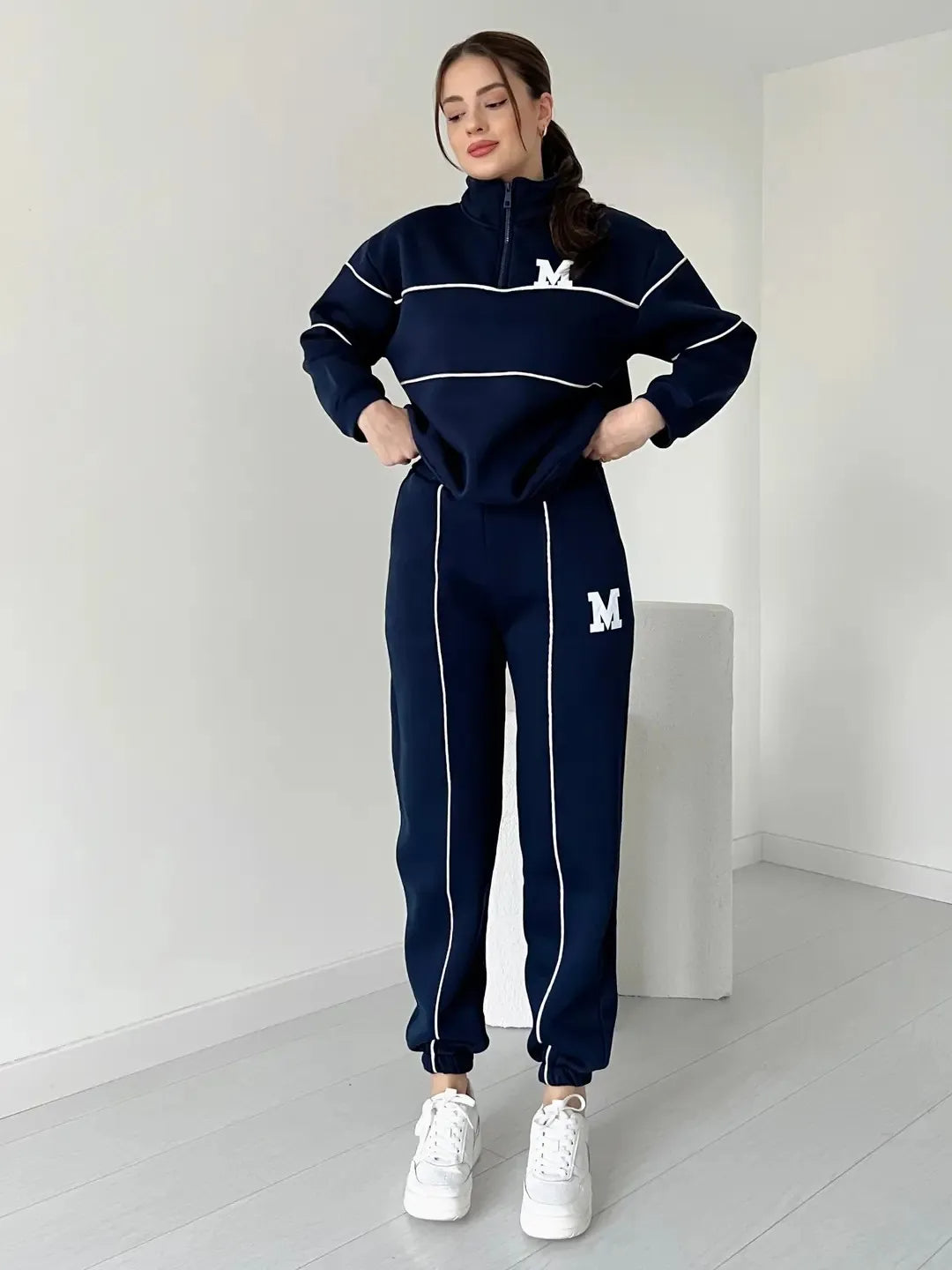 BRIANNA – COMPLETO SPORTIVO CON ZIP